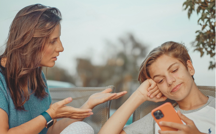 Crescere insieme online: famiglie, smartphone e patti digitali