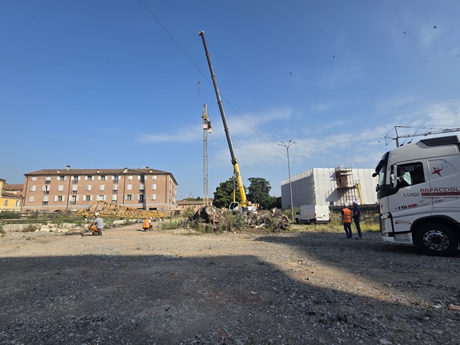 Piazza Cittadella, smontata la gru: procede lo smantellamento del cantiere