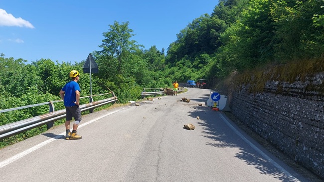 Corniglio, pericolo caduta massi
