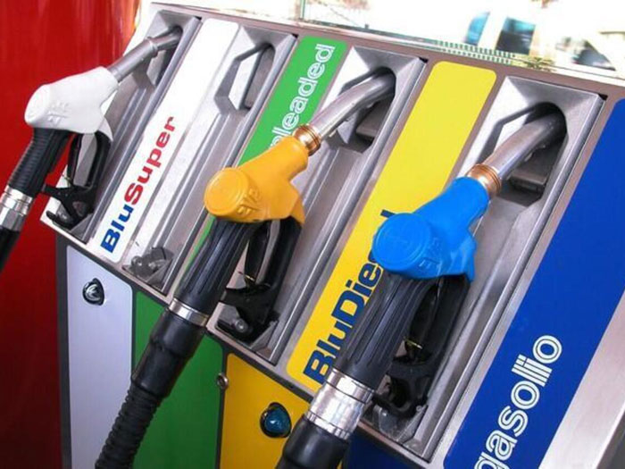 Federconsumatori: Scende, ma di poco, il prezzo dei carburanti a Modena